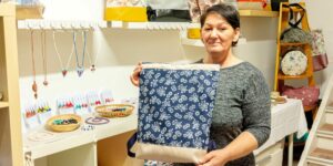 „Csodák csodájára itt vagyok” – Lakatosné Kati, a reménybolt megálmodója tényleg, de tényleg sosem adja fel